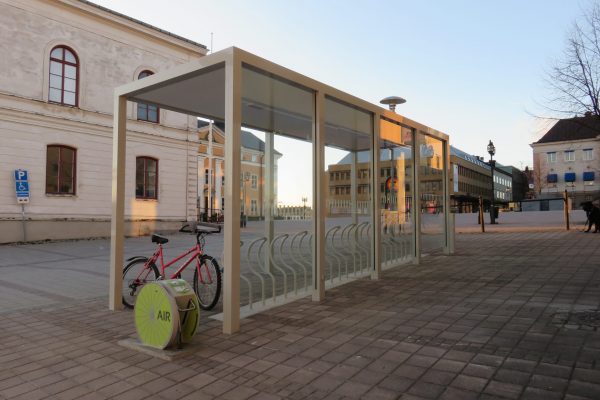SHARP Plaza Enkel, inglasad baksida med Arc cykelställ, Härnösand